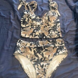 2 piece Old Navy women’s bathing suit size L